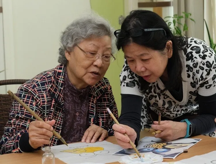 Visiting Mum or Dad in Aged Care? Bring Something to Do Together