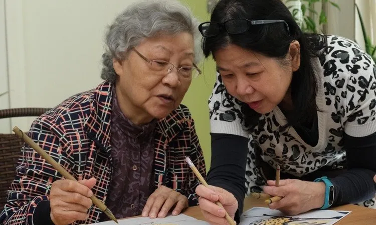 Visiting Mum or Dad in Aged Care? Bring Something to Do Together
